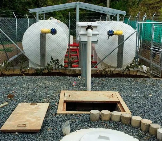 Planta de tratamiento de aguas residuales compacta de dos cuerpos en fibra de vidrio, en sitio con su caja de control.