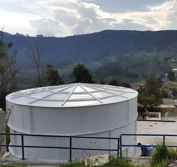 Tanque de gran diámetro con cúpula, montado en el sitio de la obra.